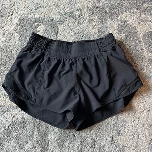 Lululemon black hotty hot shorts 2.5’’